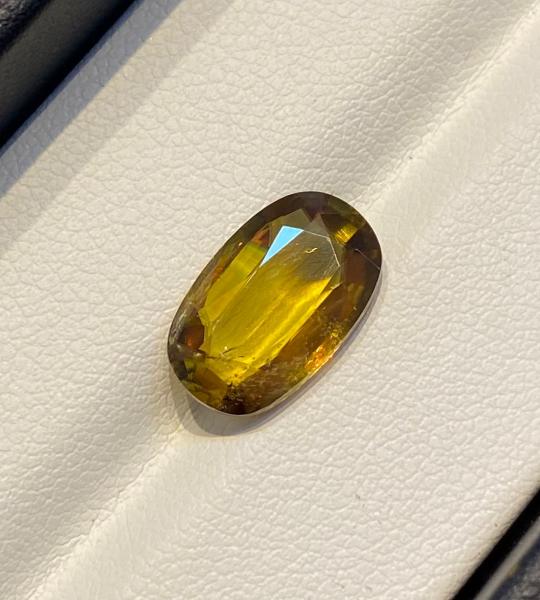 Natural Sphene – 3.835 Ct